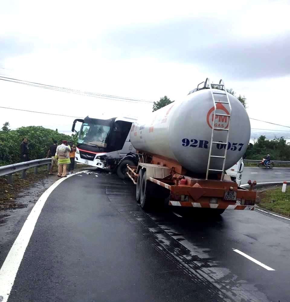 Lại xảy ra tai nạn trên đèo Hải Vân